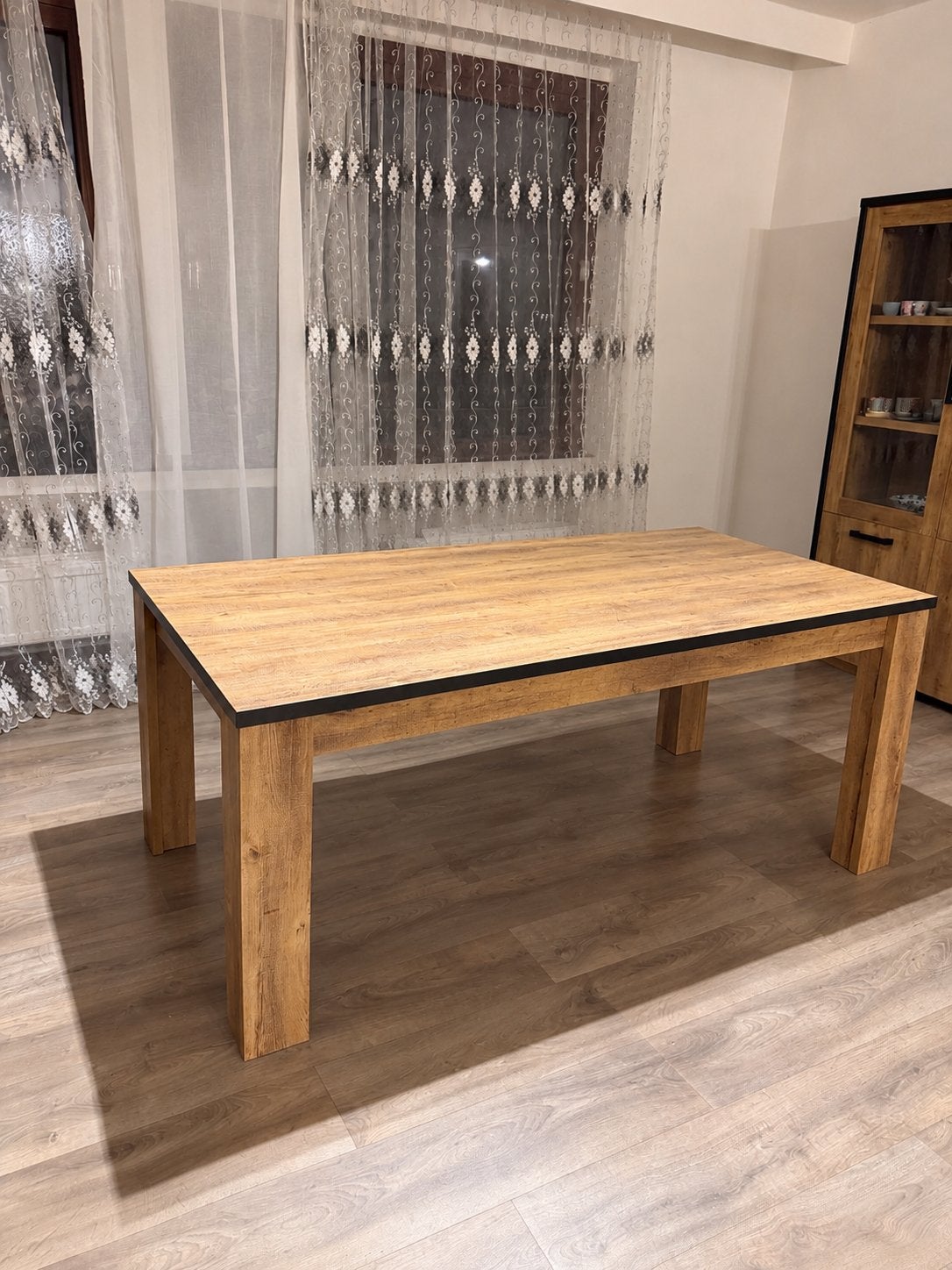 Complete meubelset eettafel, vitrinekast en dressoir ., Ophalen
