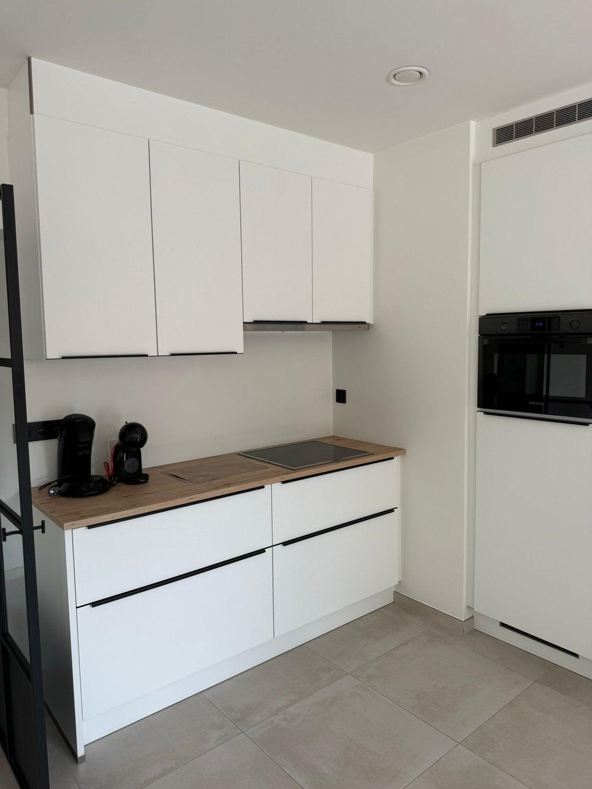 Witte keuken met zwarte grepen. Perfecte staat., Ophalen, Wit, Dubbelwandige keuken, Zo goed als nieuw