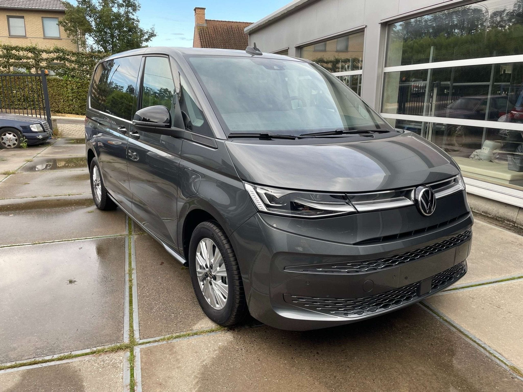 Volkswagen T7 Multivan 1.4 TSI PHEV Life DSG (160 kW), Auto's, Volkswagen, Stof, 4 cilinders, 7 zetels, Hybride Elektrisch/Benzine