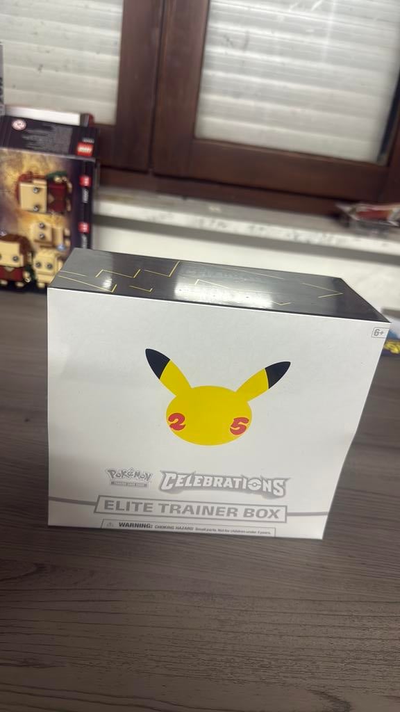 Pokemon celebrations elite trainer box (kleine scheur), Ophalen, Zo goed als nieuw