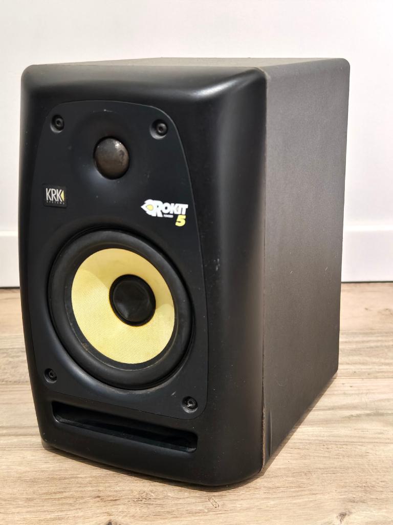DEFFECT / VOOR ONDERDELEN: KRK Rokit 5 G2 (Enkel zoomgeluid), Audio, Tv en Foto, Luidsprekerboxen, Ophalen of Verzenden, Niet werkend