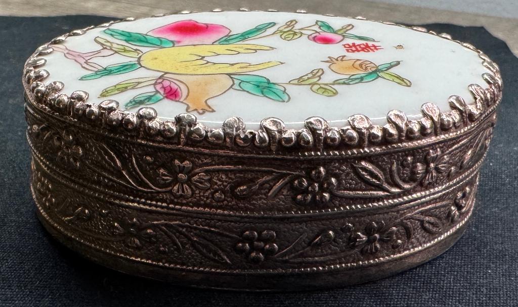 Aziatische pillendoos uit 1950 met Cloisonne-email, Antiek en Kunst, Antiek | Woonaccessoires, Ophalen of Verzenden