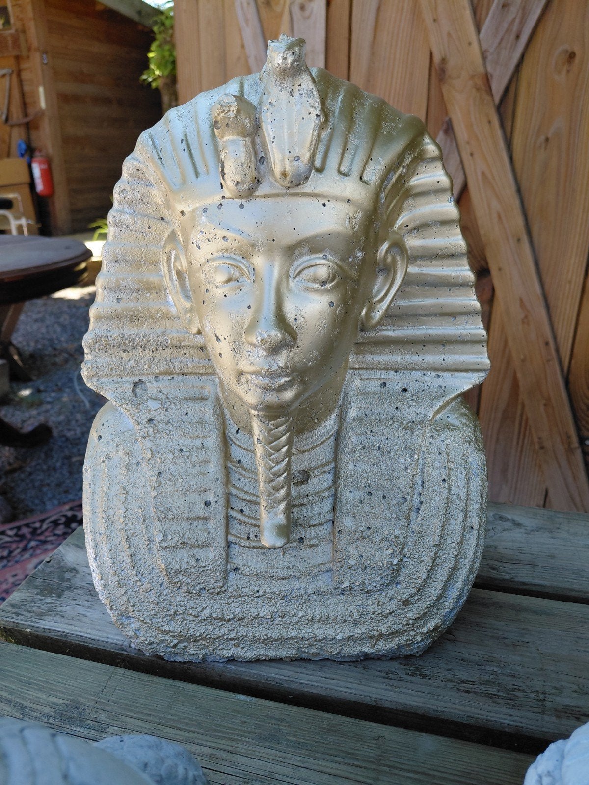 Pharaon en béton, Enlèvement, Béton