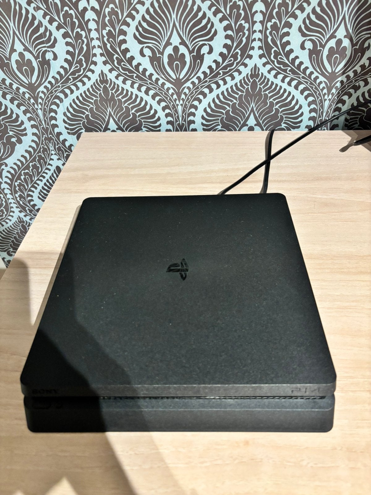 Sony PlayStation 4 Slim + FIFA 20/21/22/23 + GTA V + COD MW, 500 GB, Comme neuf, Avec jeux, Slim
