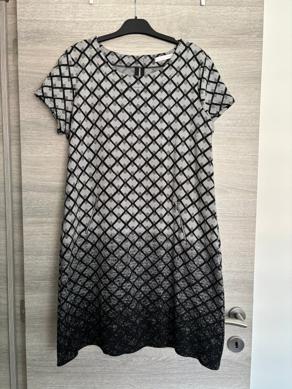 Robe grise Armand Thiery Taille 46, Kleding | Dames, Jurken, Ophalen of Verzenden, Zo goed als nieuw