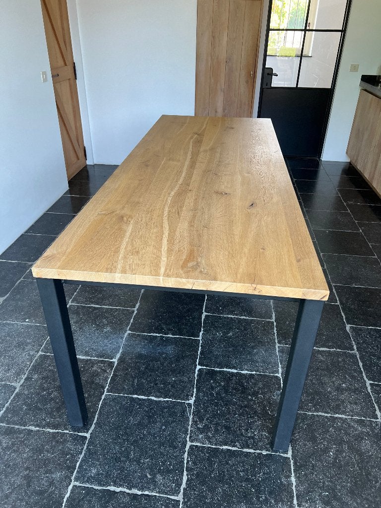 Massieve eiken tafel met zwart metalen onderstel, Ophalen, 100 tot 150 cm, 200 cm of meer, Zo goed als nieuw