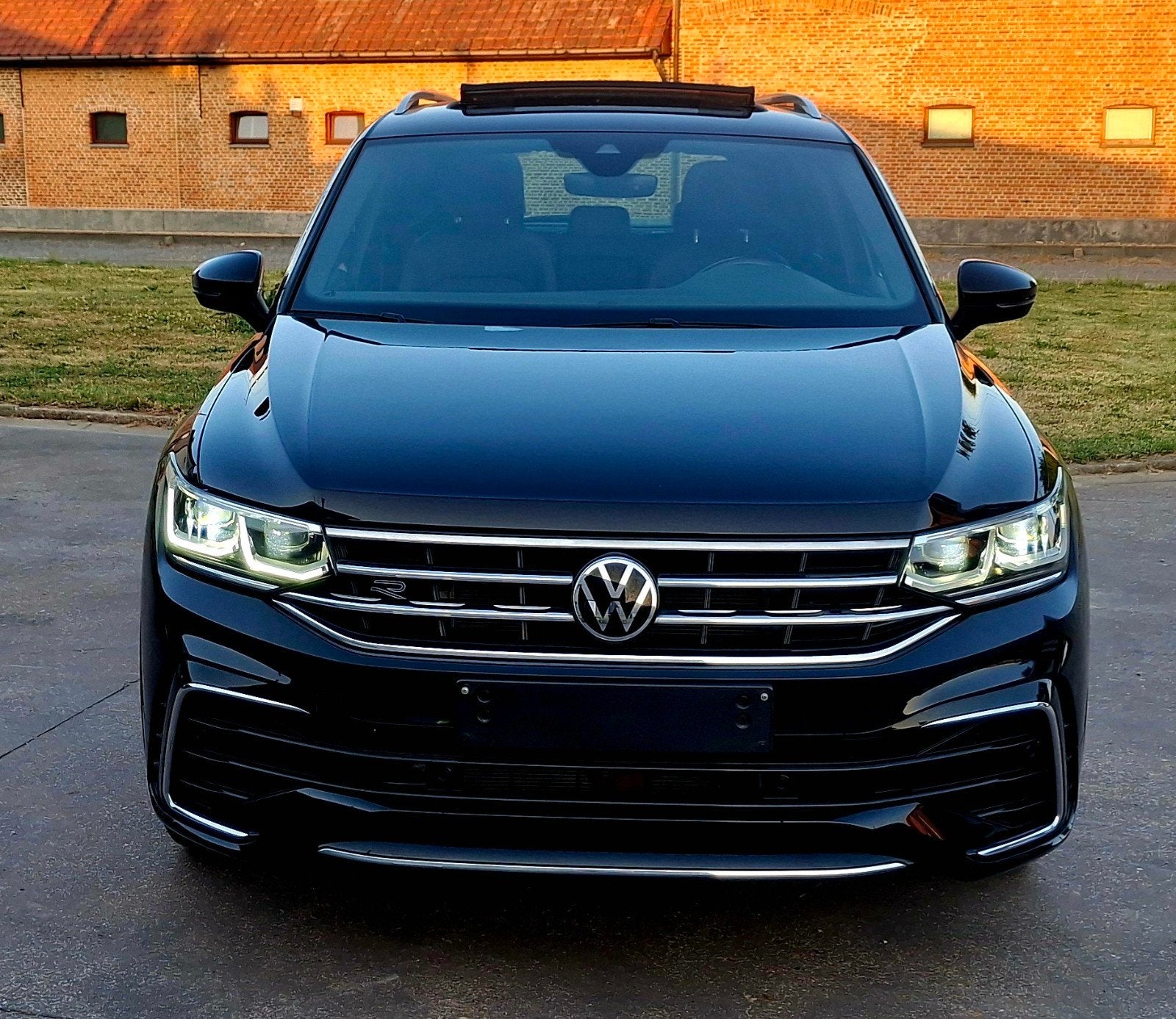 Vw Tiguan R-line Platinuim DSG 
Platinuim DSG, Automaat, Dealer onderhouden, Parkeerassistent, Zwart