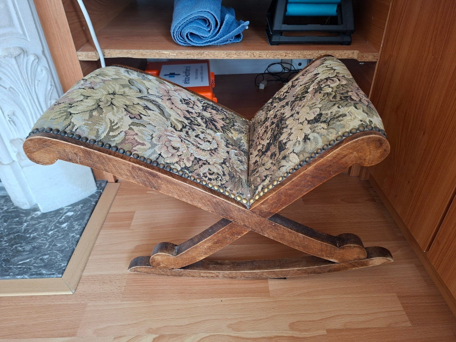 Vintage houten voetenbankje / kruk met bloemenstof – X-frame, Enlèvement ou Envoi, Bois