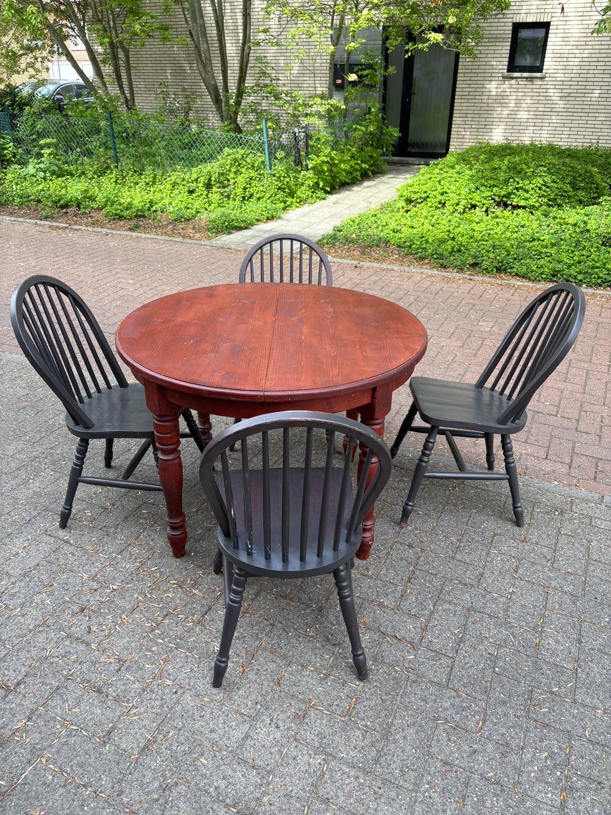 Uittrekbare tafel met vier stoelen, Huis en Inrichting, Tafels | Eettafels, Ophalen, Gebruikt, 100 tot 150 cm, Rond