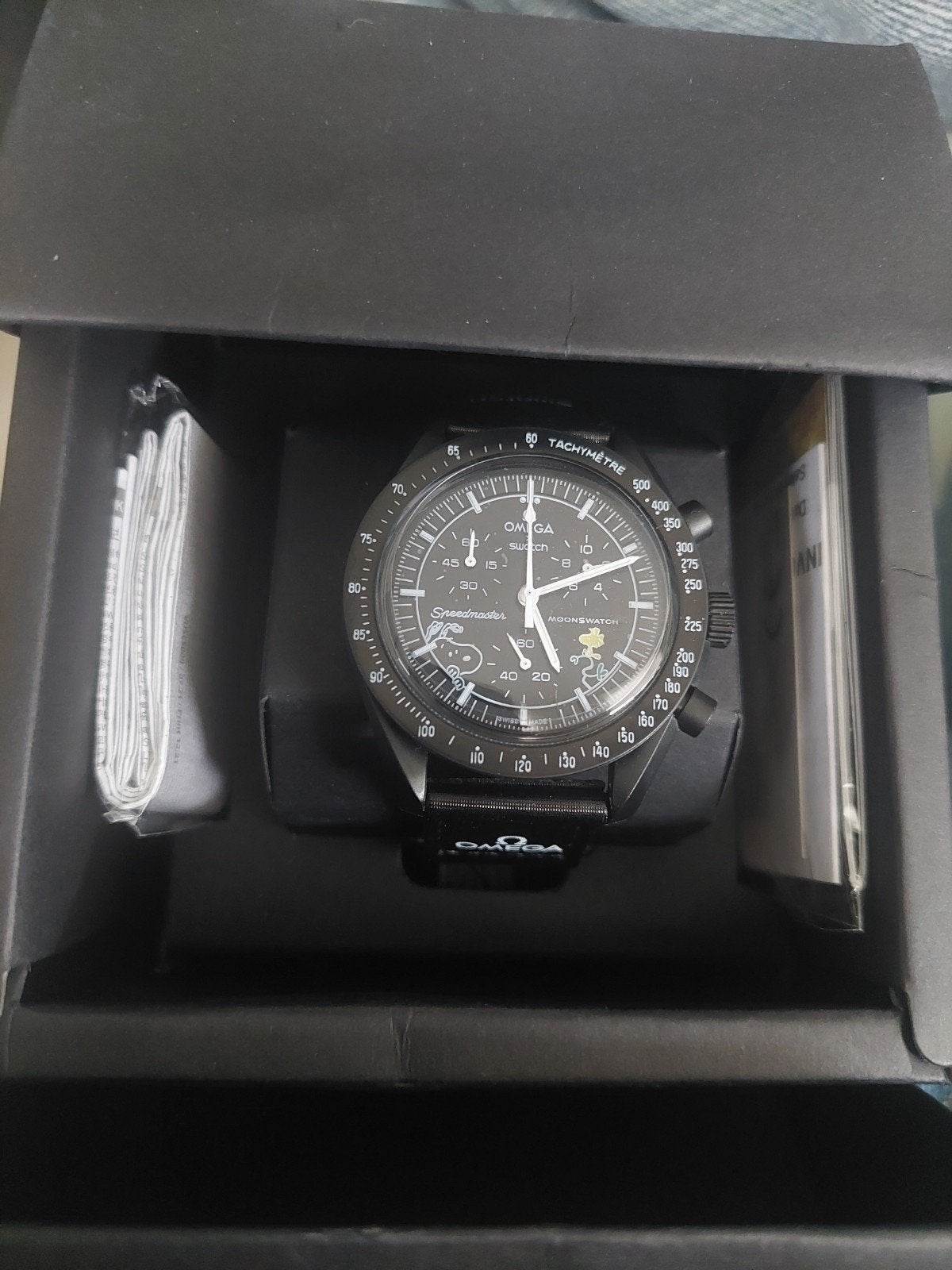 Swatch x OMEGA MoonSwatch Mission to MoonPhase Snoopy Black, Handtassen en Accessoires, Horloges | Heren, Staal, Polshorloge, Overige materialen