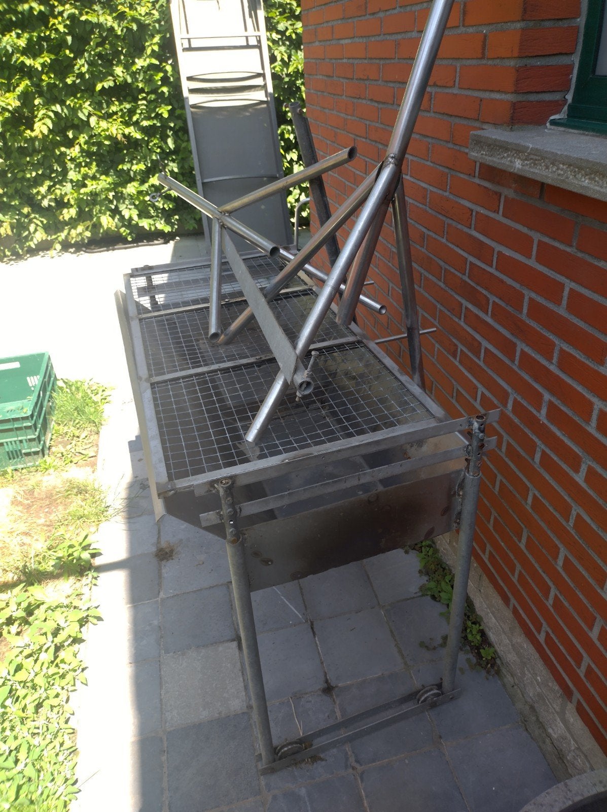 Houtskool bbq met ronddraaiend spit, Ophalen