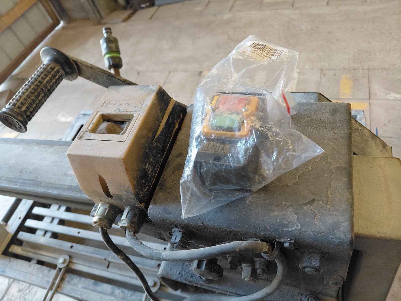 tegelsnijmachine met waterkoeling, Ophalen