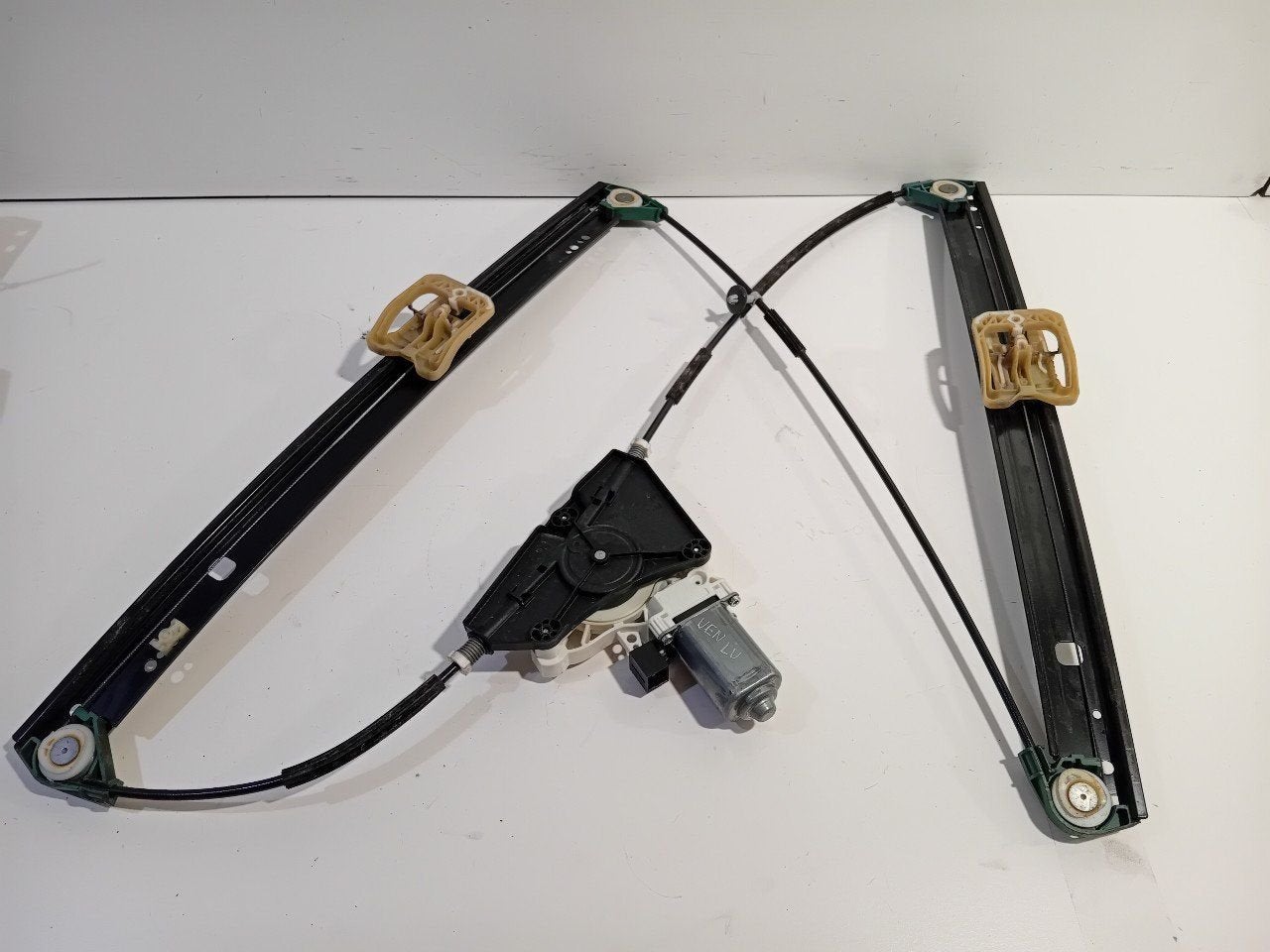 Raammechaniek elektrisch links voor Volkswagen Touareg, Onderdelen@venauto.nl, Van der Ven Autorecycling B.V., Gebruikt, Ettenseweg 76, 4706 PB Roosendaal, The Netherlands