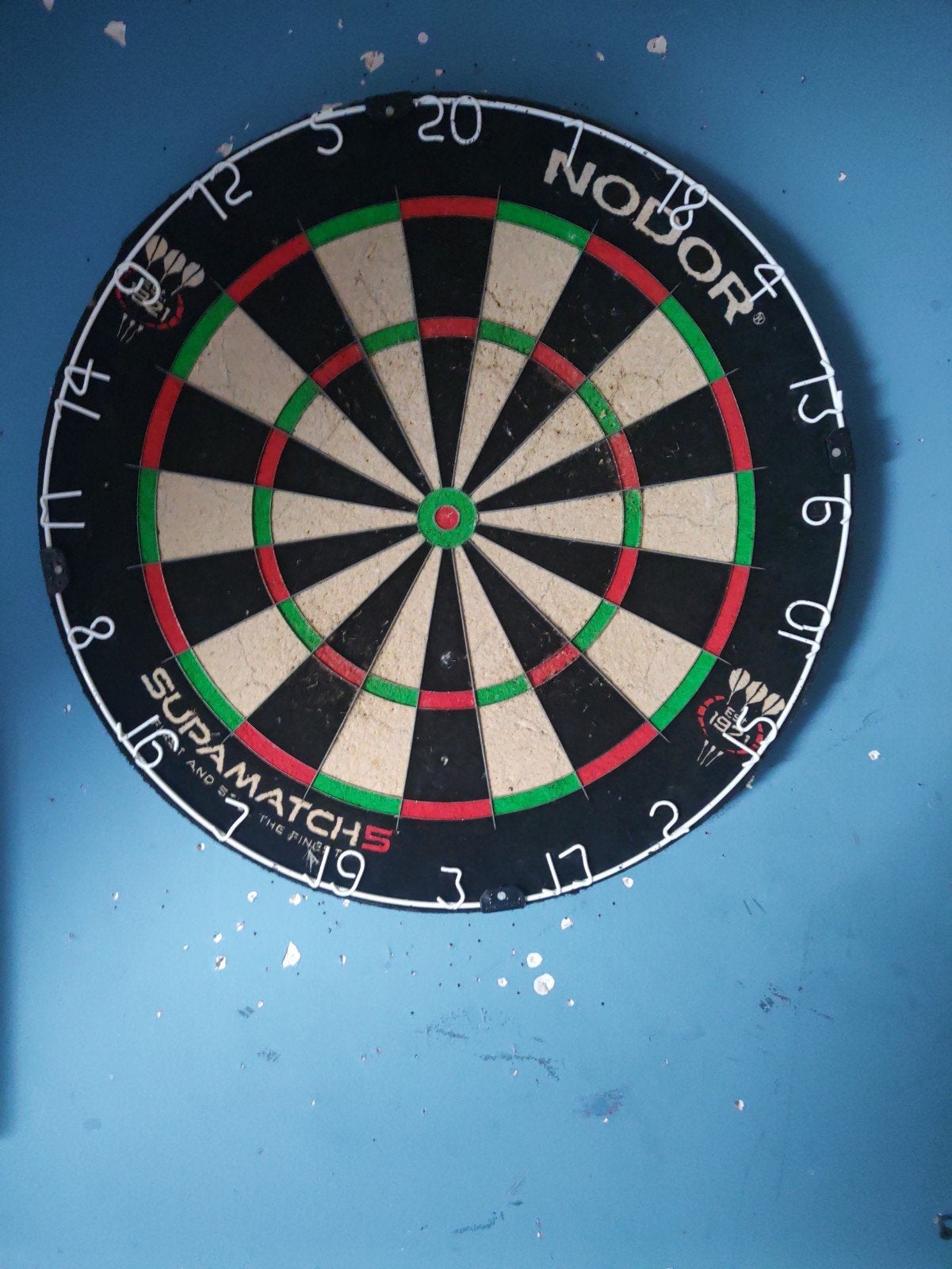 dartbord + dartpijlen en pluimpjes, Sport en Fitness, Ophalen, Zo goed als nieuw, Dartbord