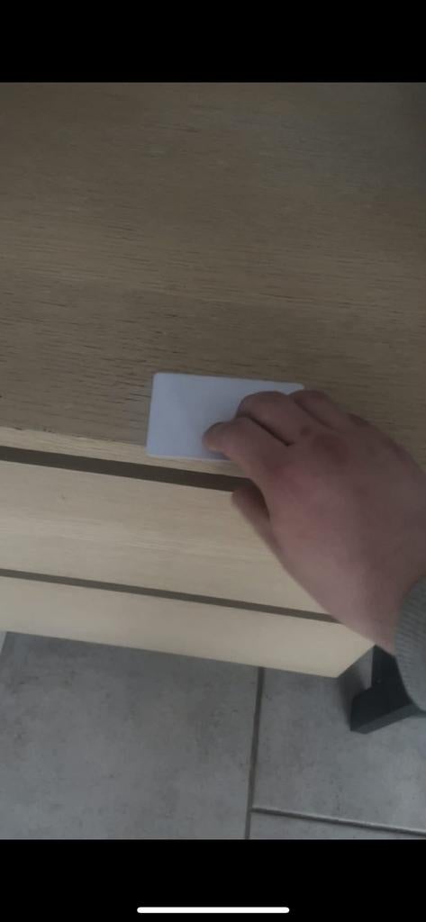 Nachtkast met verborgen ruimte, Ophalen