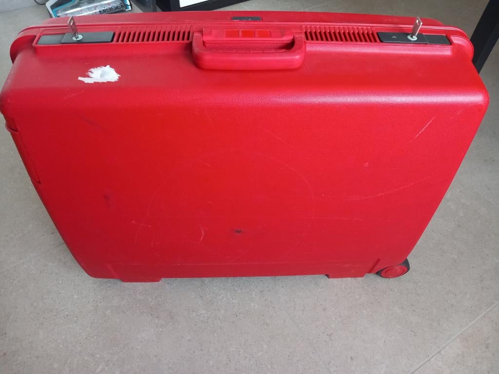 Valise Delsey, Enlèvement, Roulettes