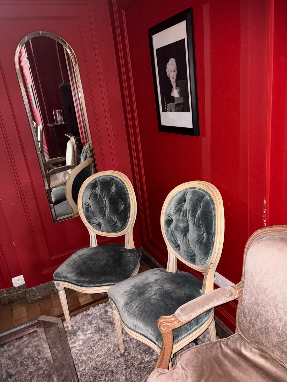 Chaises de salon, Enlèvement