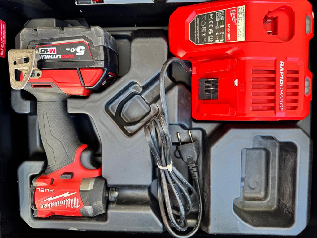 Milwaukee, Doe-het-zelf en Bouw, Gereedschap | Boormachines, Ophalen, Zo goed als nieuw