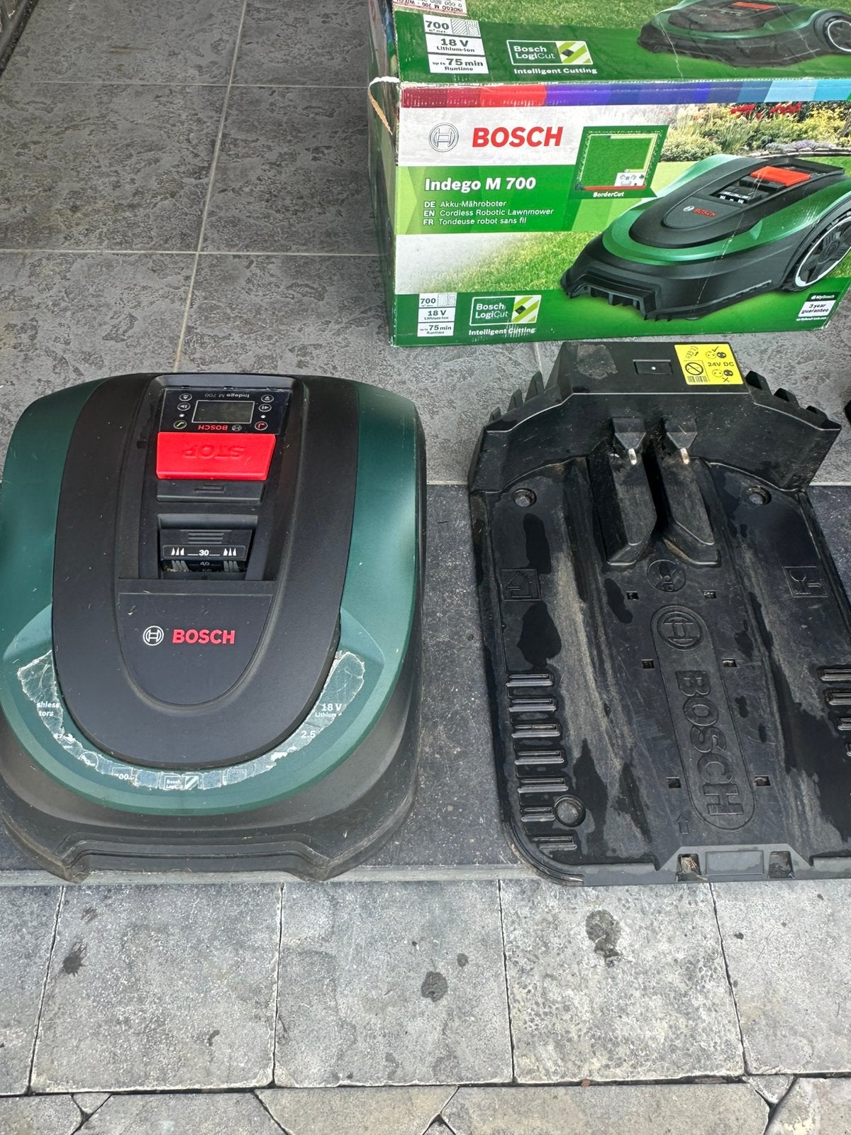 Tondeuse à gazon robotisée Bosch M700 avec garage, Jardin & Terrasse, Tondeuses robotisées, Enlèvement, Comme neuf