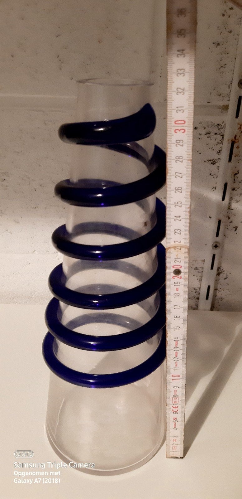 Vase en verre spiralé, Maison & Meubles, Fait main, Enlèvement ou Envoi, Comme neuf, Verre