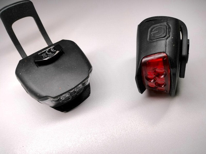 Waterdicht siliconen fietslicht voor en achter (6/6/4cm), Fietsen en Brommers, Fietsaccessoires | Fietsverlichting, Gebruikt, Waterbestendig