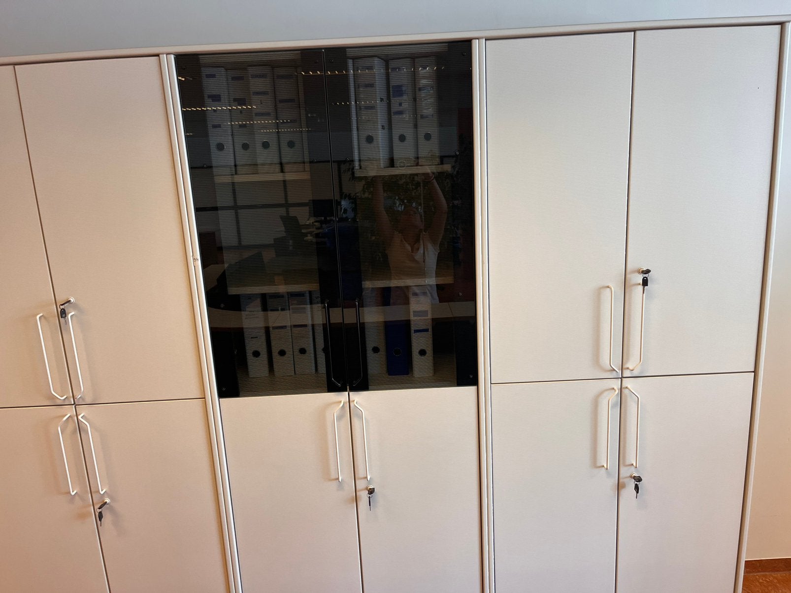 Witte kast met glas, Ophalen, 200 cm of meer, 200 cm of meer, Overige houtsoorten