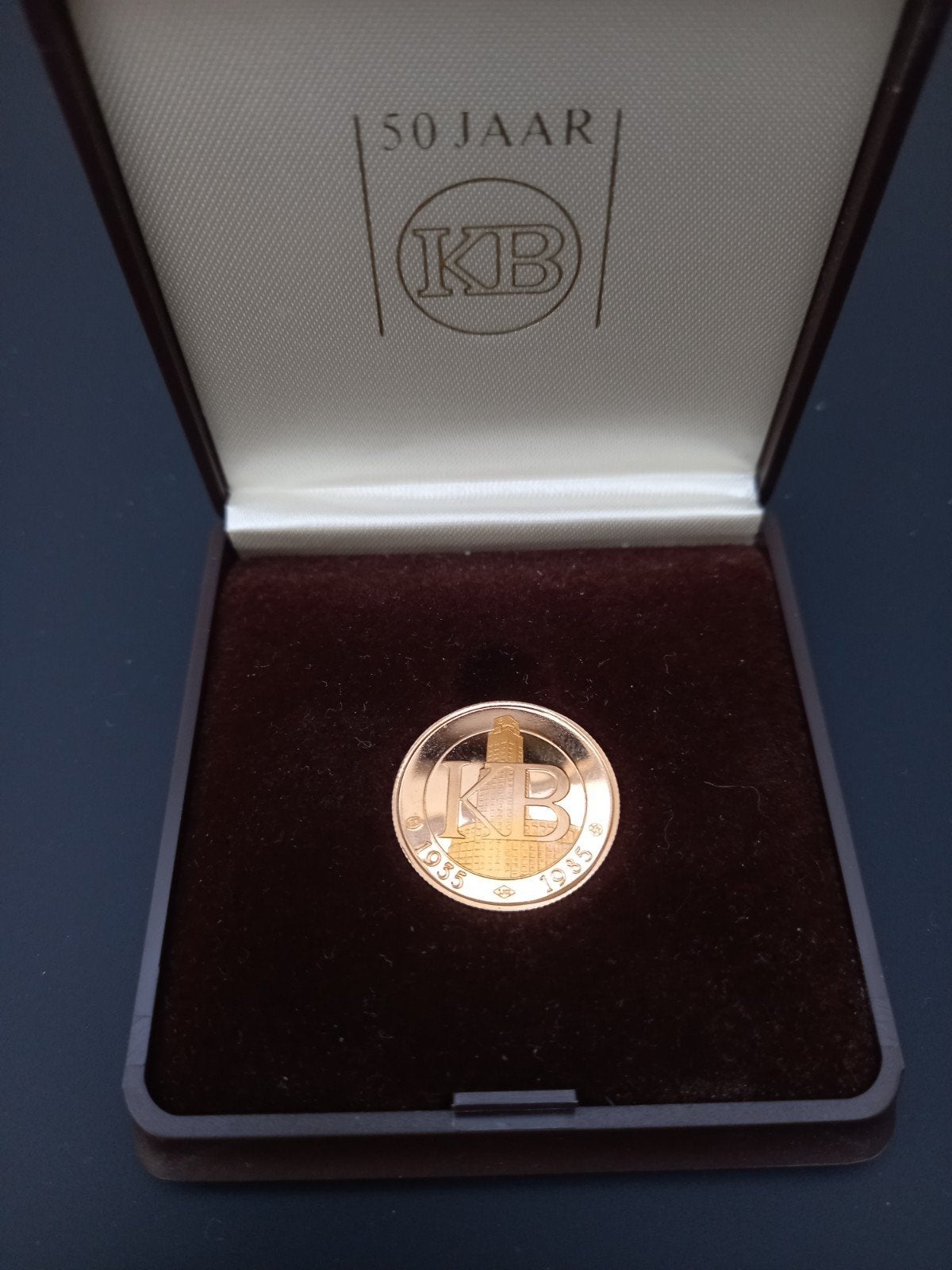Gouden munt uitgebracht voor de 50ste verjaardag van de KB, Losse munt, Goud, Goud, Ophalen of Verzenden