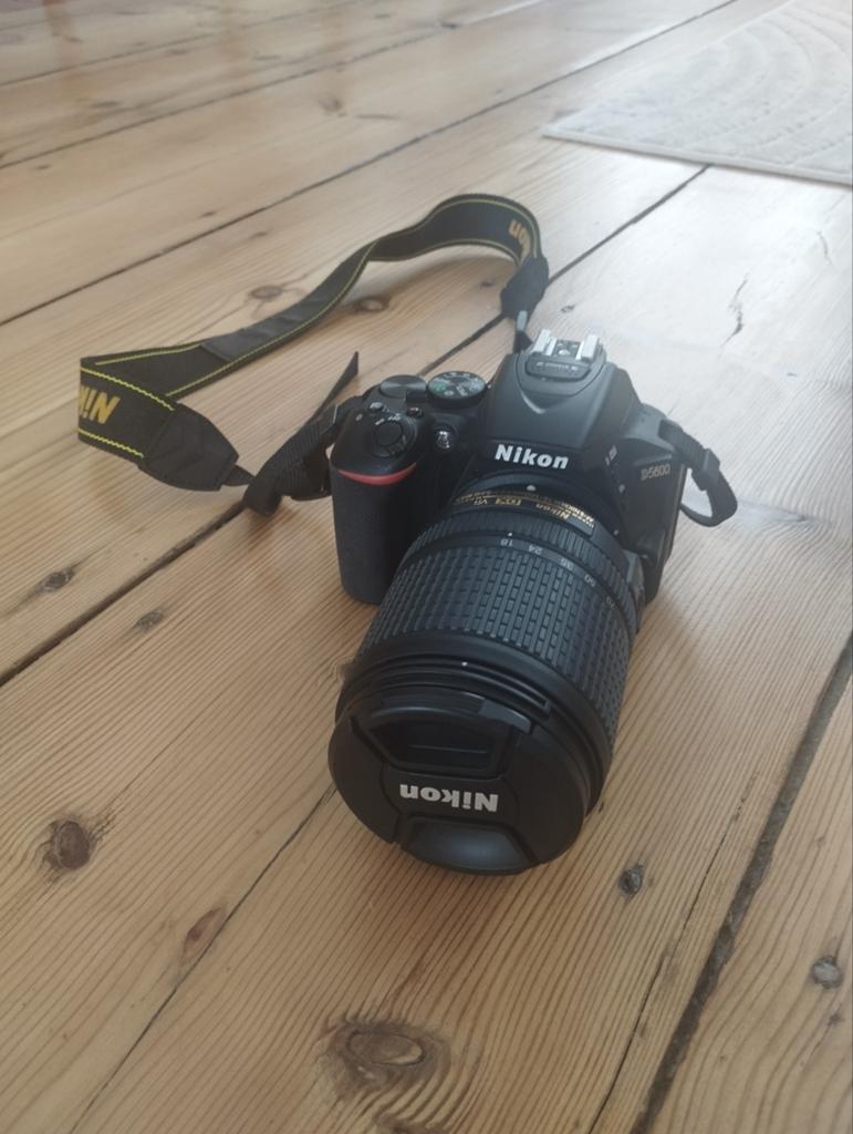 Nikon D5600 + Objectif 18-140 + Objectif 35mm, Enlèvement, Comme neuf, 24 Mégapixel, Nikon
