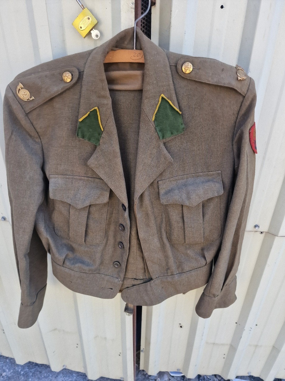 militair pak met wapenschild, Ophalen