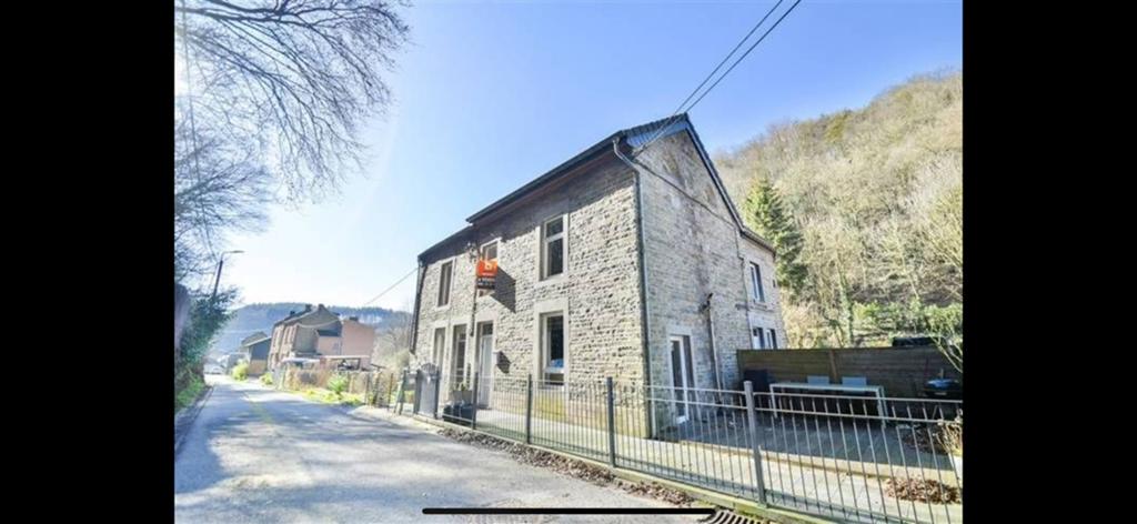 Maison en pierres du pays à louer – 2 chambres + terrasse