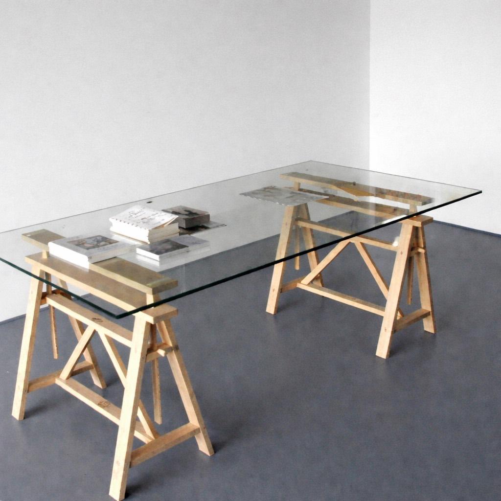 Magis Teatro tafel, bureau houten schragen + glazen blad, Huis en Inrichting, Ophalen, Glas, 50 tot 100 cm, Zo goed als nieuw