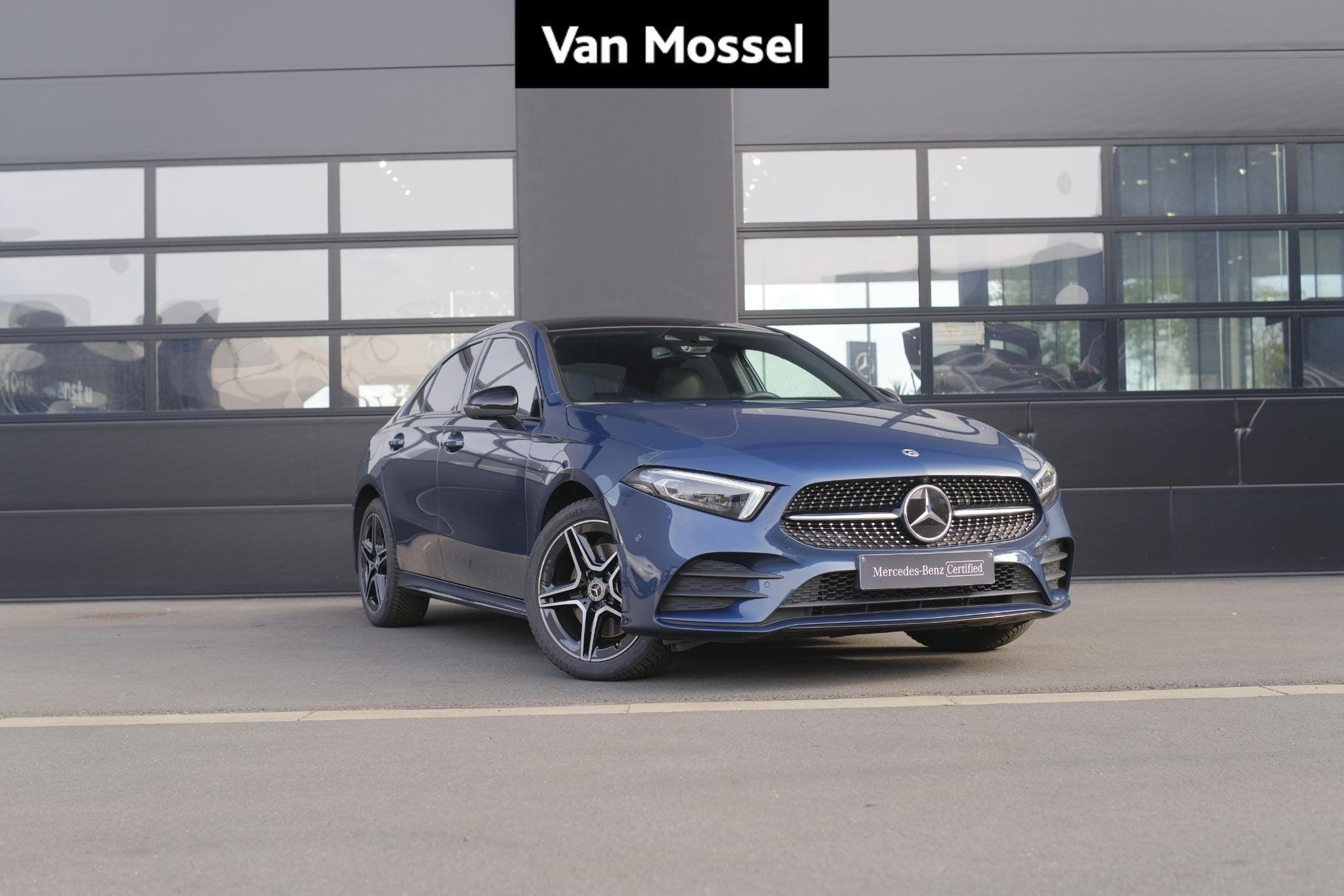 Mercedes-Benz A 250 e AMG Line Berline + PREMIUM PLUS PACK +, Auto's, Stof, 4 cilinders, 16 kWh, Blauw