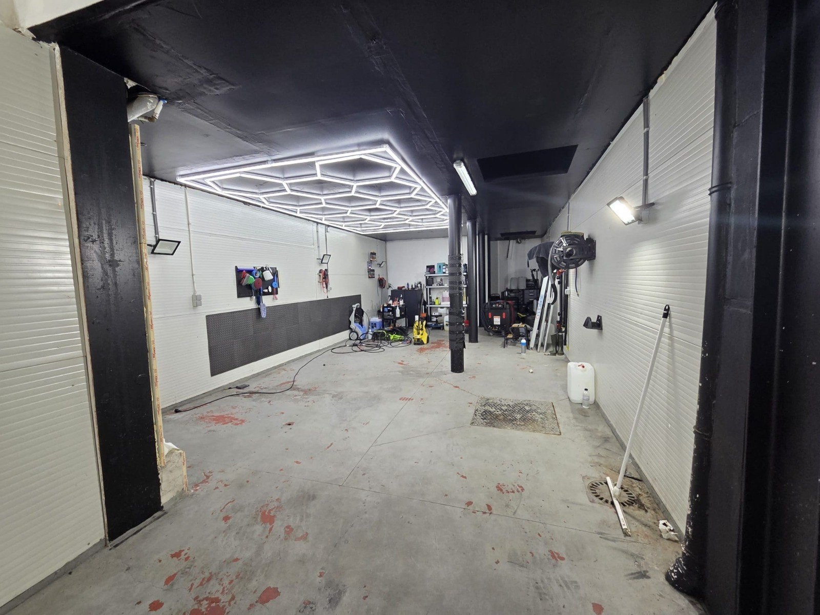 Magazijn van 80m² in Antwerpen centrum, Zakelijke goederen, 80 m², Huur, Parkeerplaats