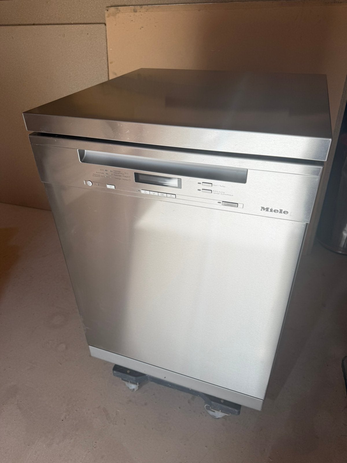 Vaatwasser MIELE vrijstaand in inox, Ophalen, Minder dan 10 liter, Zo goed als nieuw, 85 tot 90 cm
