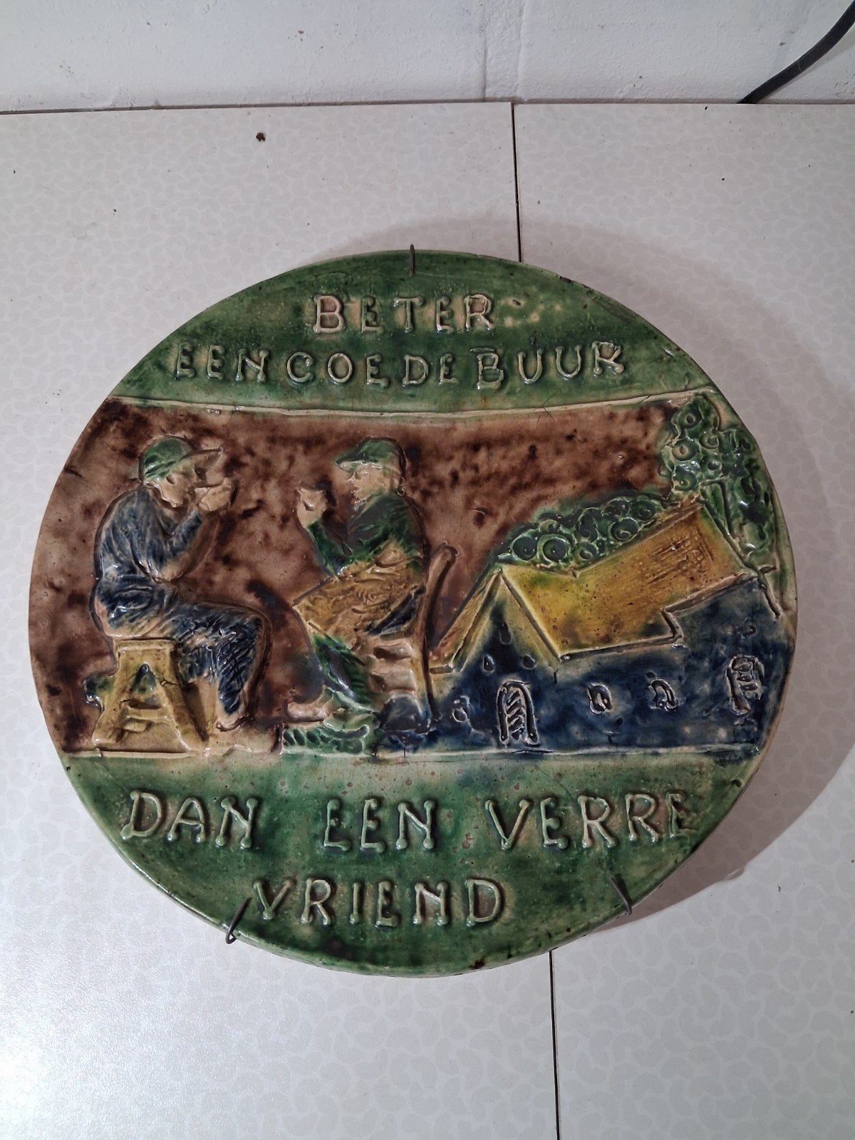 Vlaams aardewerk bord " beter een goede buur....., Antiek en Kunst, Ophalen of Verzenden