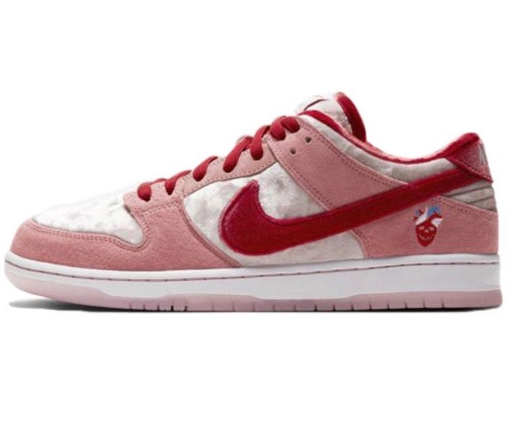 Nike SB Dunk Low x StrangeLove “Valentine’s Day” — Taille 43, Neuf, Autres couleurs, Nike, Baskets