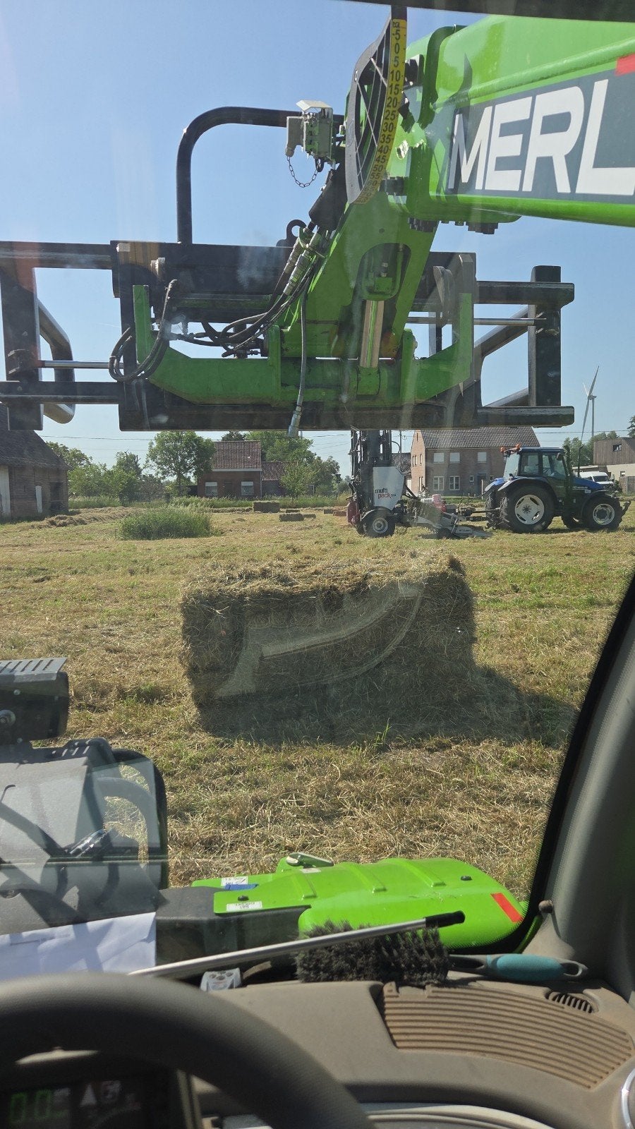 Kleine pakjes hooi te koop, Ophalen