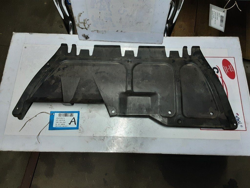 CACHE SOUS MOTEUR Volkswagen Golf IV (1J1) (1J0825237R), Autos : Pièces & Accessoires, Volkswagen, Mevr. I. Hauben, Utilisé, Rue de l'Espoir 34 34
4030  GRIVEGNÉE, BE