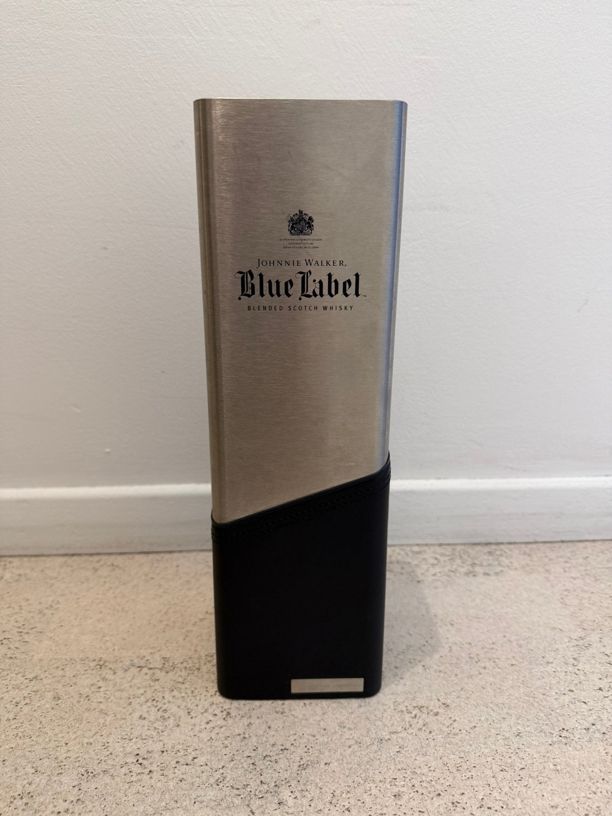 Johnnie walker blue label box by porsche design, Collections, Vins, Comme neuf, Enlèvement ou Envoi