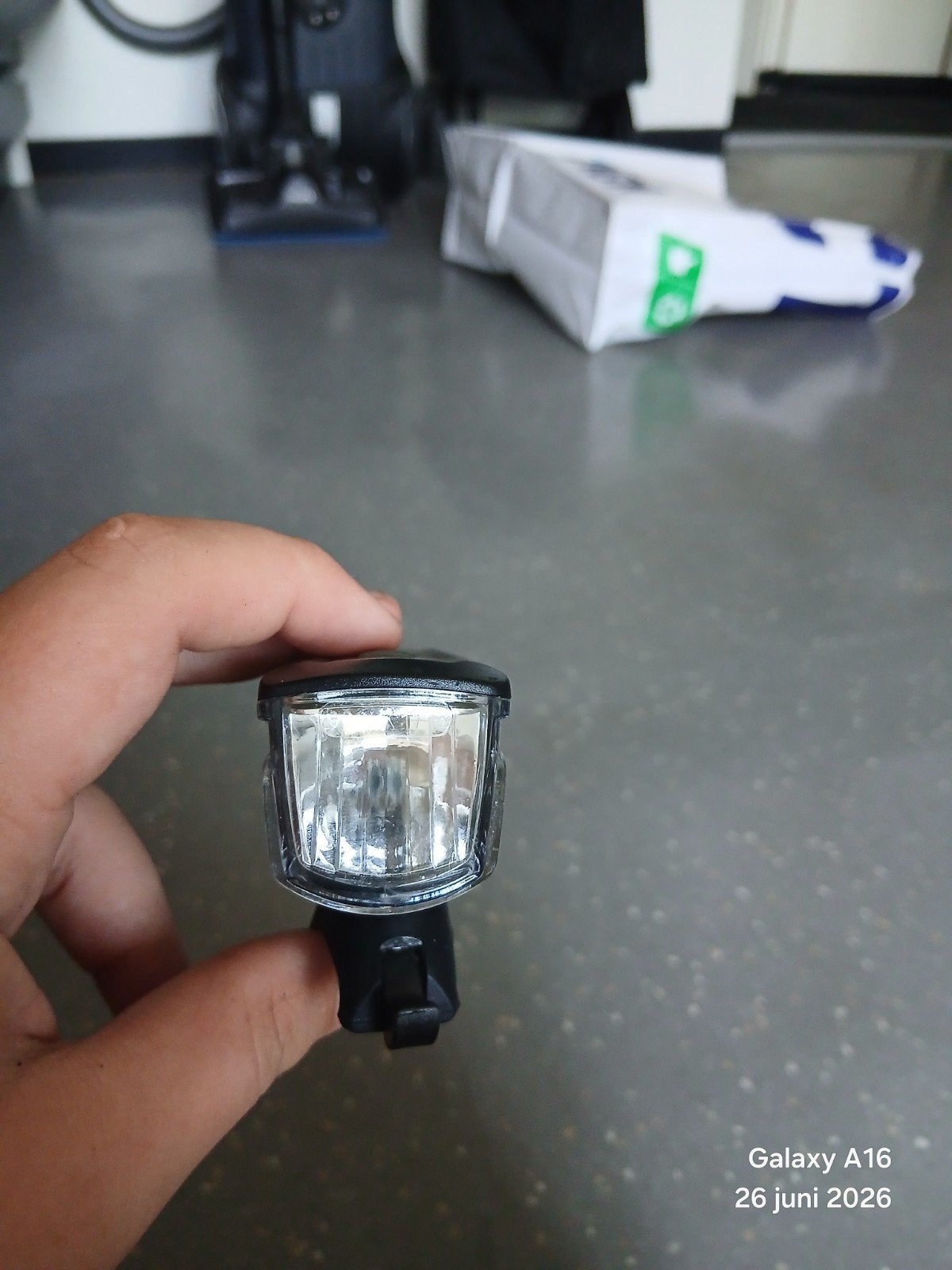 Fiets lamp moet snel weg, Ophalen of Verzenden, Nieuw, 50 km per accu of meer