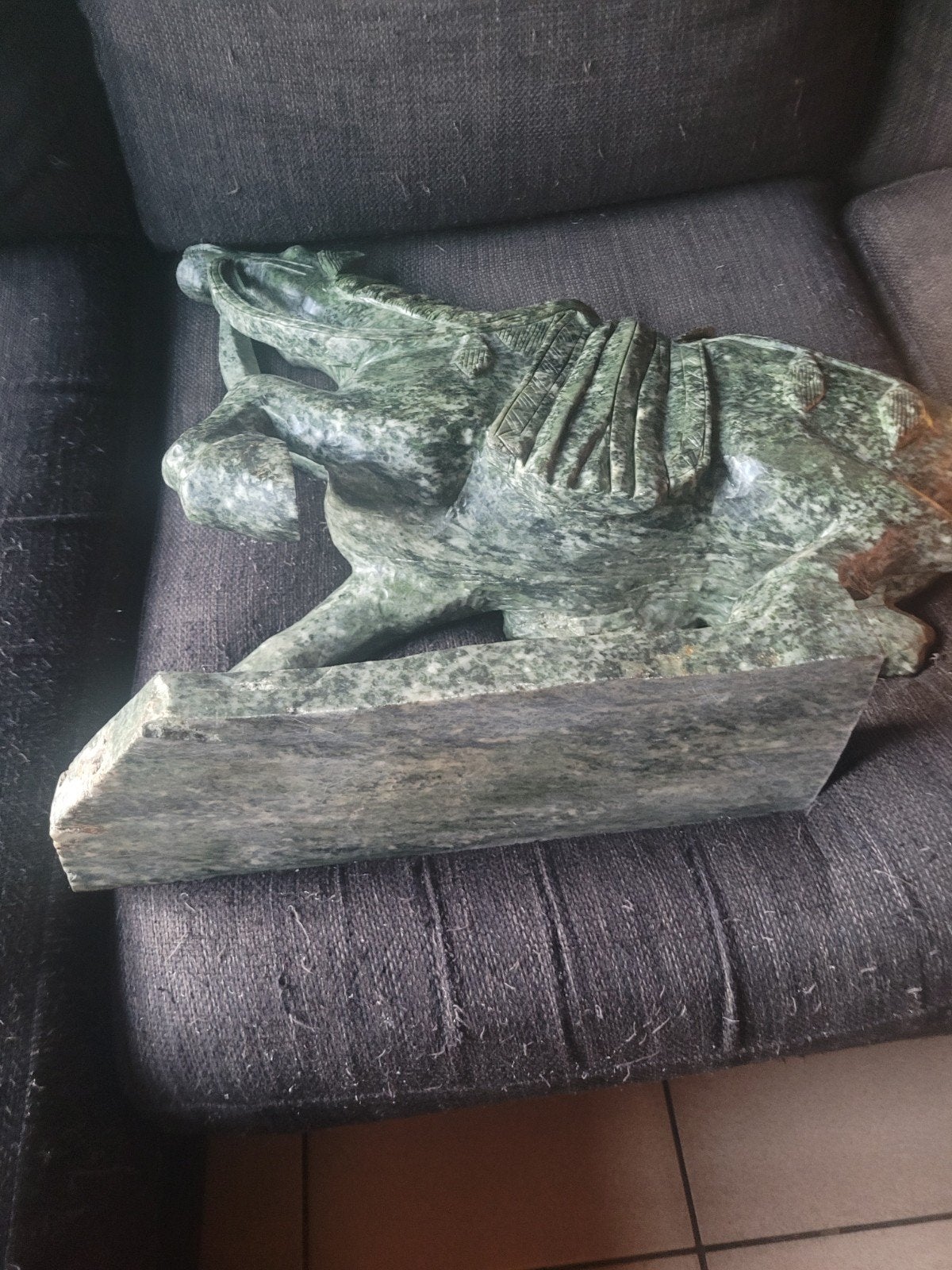 Monumentaal Chinees oorlogspaard handgesneden Hardsteen/Jade, Sculpture, Chine, Matériau naturel, Enlèvement