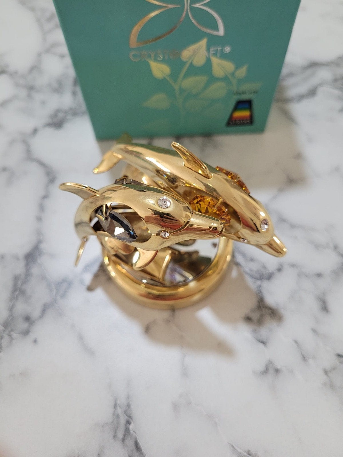 Figurine duo de dauphins bondissant au-dessus d'une vague, Bijoux, Sacs & Beauté, Neuf, Enlèvement ou Envoi, Or, Or