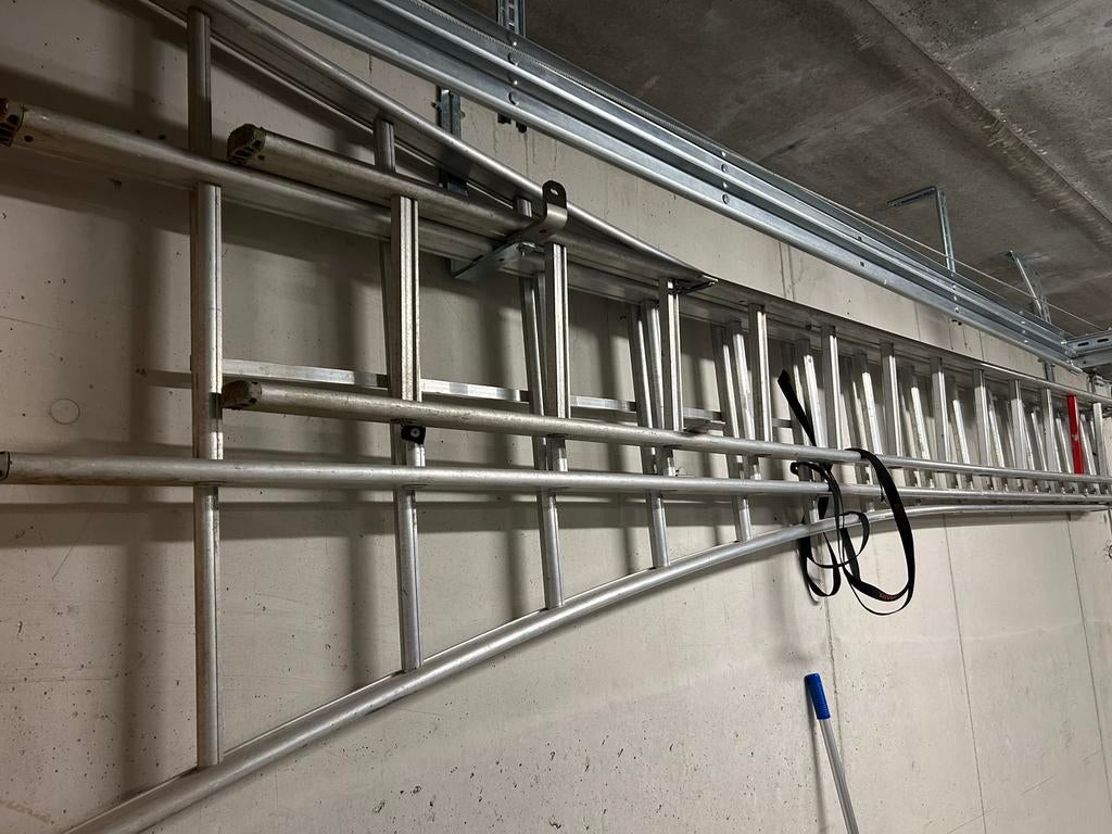 Te huur Altrex ladder 3x14  9,77m, Doe-het-zelf en Bouw, Ladders en Trappen, Ophalen, Zo goed als nieuw