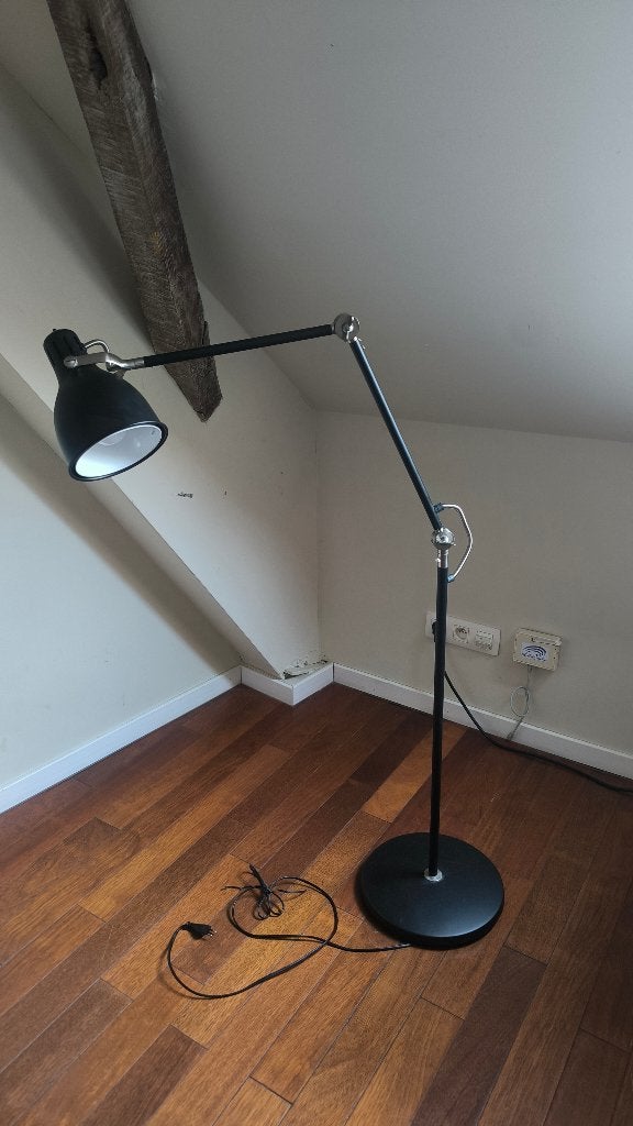 IKEA ARÖD vloerlamp – zwart, Ophalen, E27 (groot), Zo goed als nieuw, Metaal