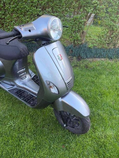gts toscana  2025, Vélos & Vélomoteurs, Vélomoteurs & Scooters bridés, Comme neuf, Autres marques, Essence, Enlèvement