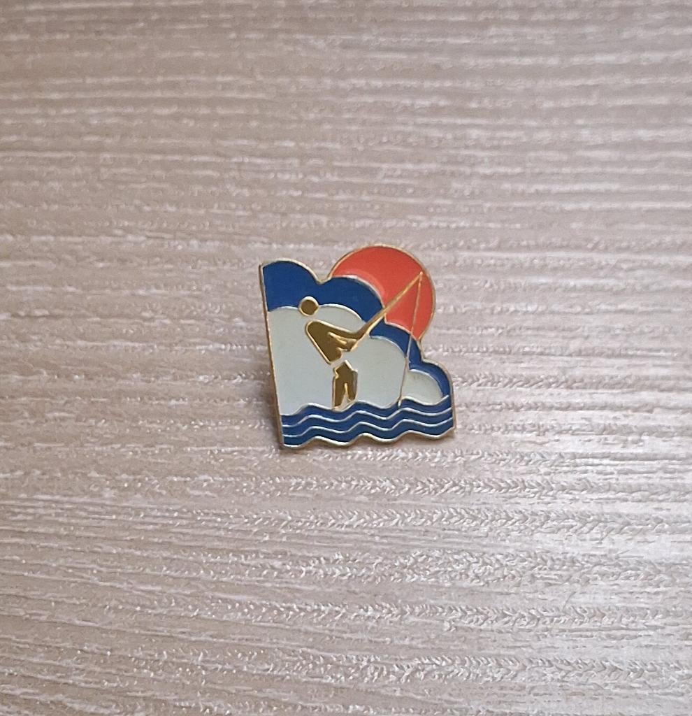 PIN - VISSEN - HENGELSPORT - PÊCHE - VIS - POISSON, Verzenden, Gebruikt, Sport, Speldje of Pin