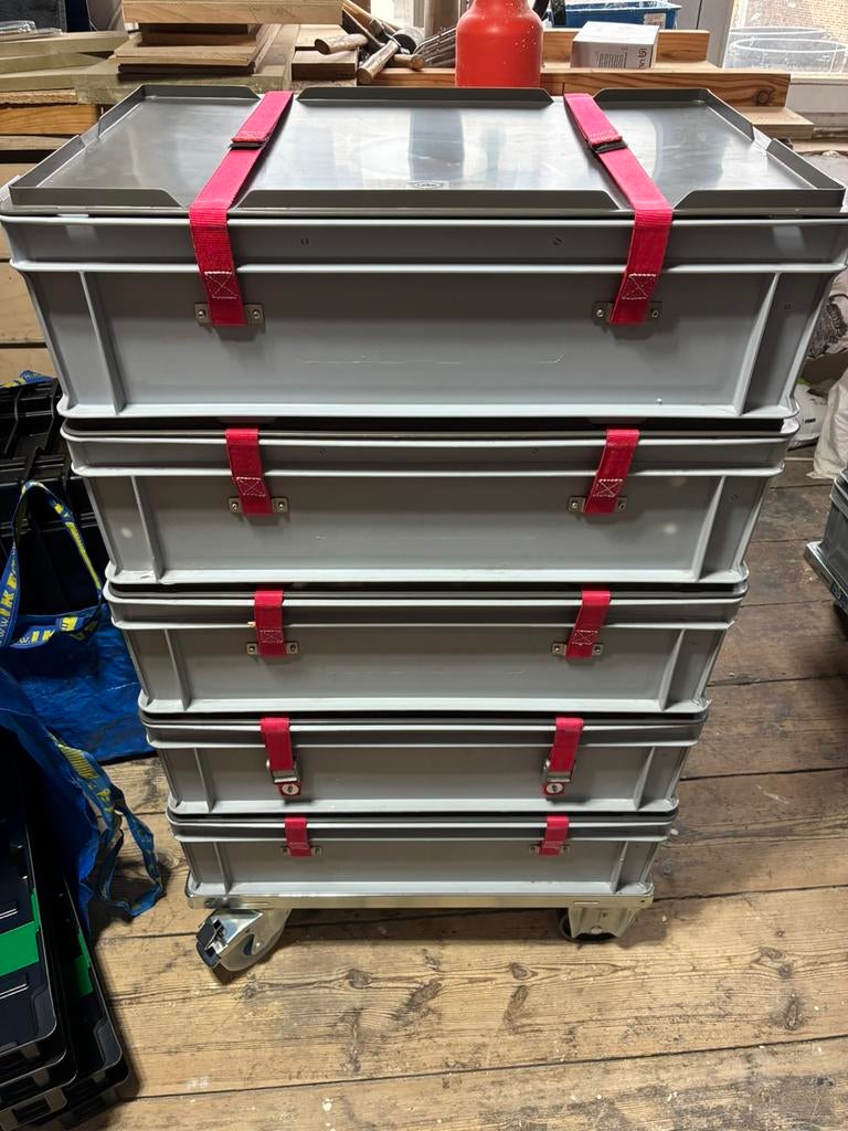 Stack of 5 euro norm transport boxes + metal dolly., Zakelijke goederen, Horeca | Keukenapparatuur, Transport en Opslag, Gebruikt