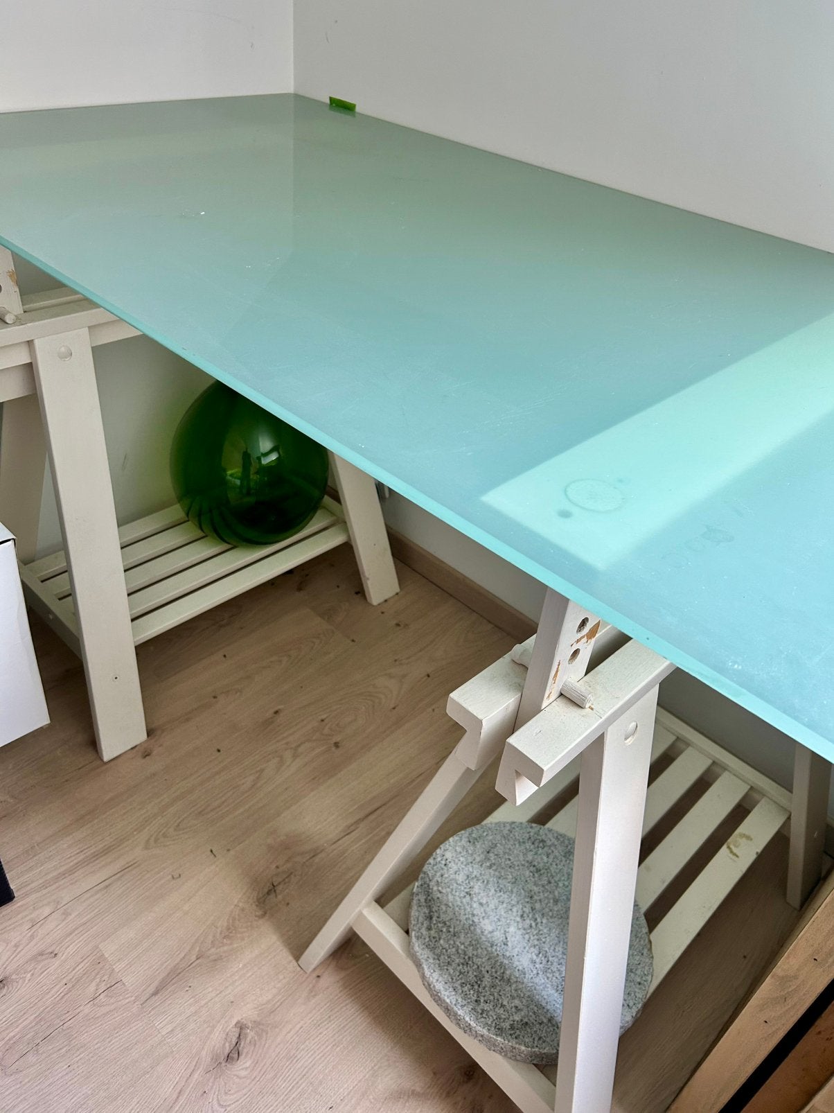 Table en verre et 2 tréteaux Ikea, Maison & Meubles, Enlèvement, Comme neuf, IKEA