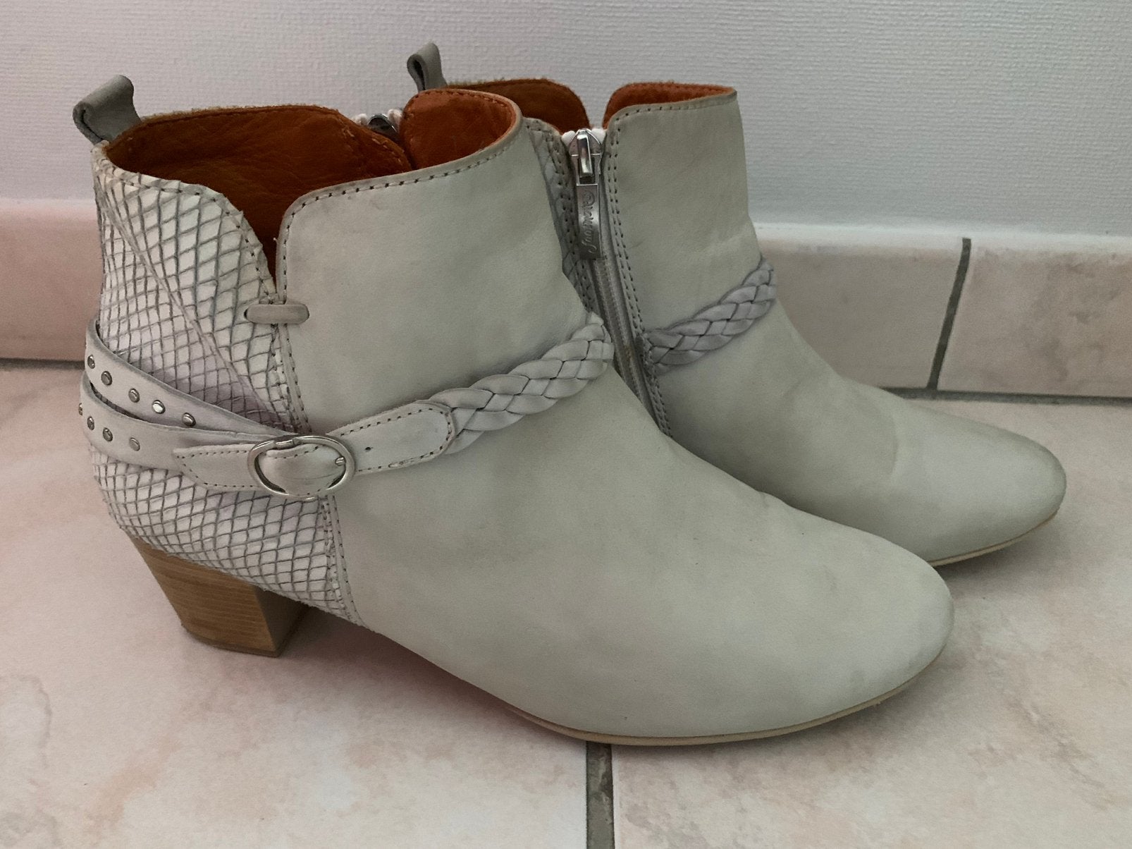 Enkellaarsjes Footnotes 41 beige nubuck, Kleding | Dames, Ophalen of Verzenden, Zo goed als nieuw, Beige