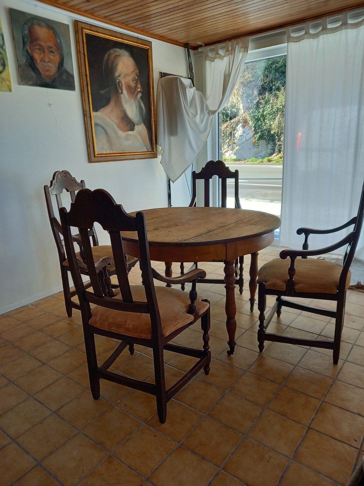 Antieke Mooie  tafel  met wieltjes en  met 4 stoelen, Antiek en Kunst, Ophalen of Verzenden